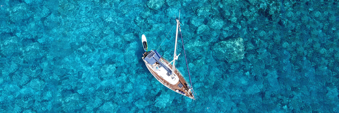 Ein Boot auf klarem Wasser