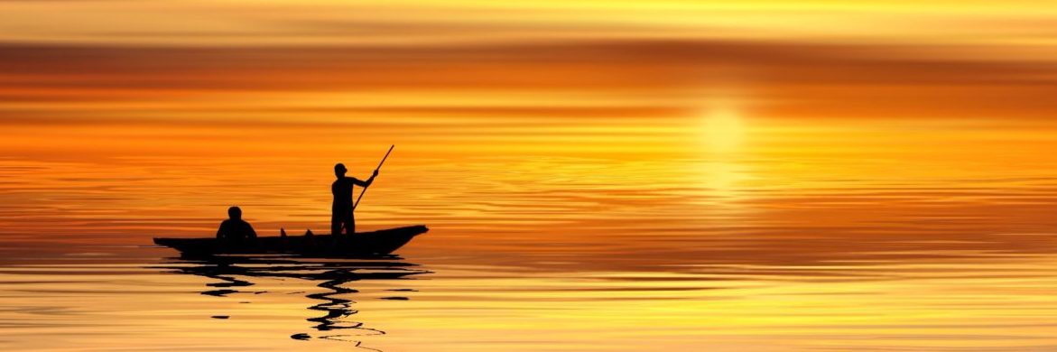 Bild für Blogbeitrag: Menschen auf einem kleinen Boot im Sonnenuntergang